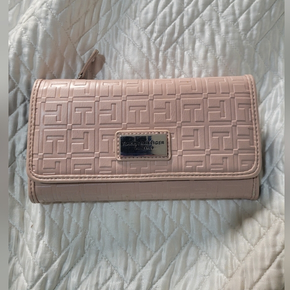 Tommy Hilfiger Blush Pink Embossed Logo Zip Around Wallet - Picture 4 of 5